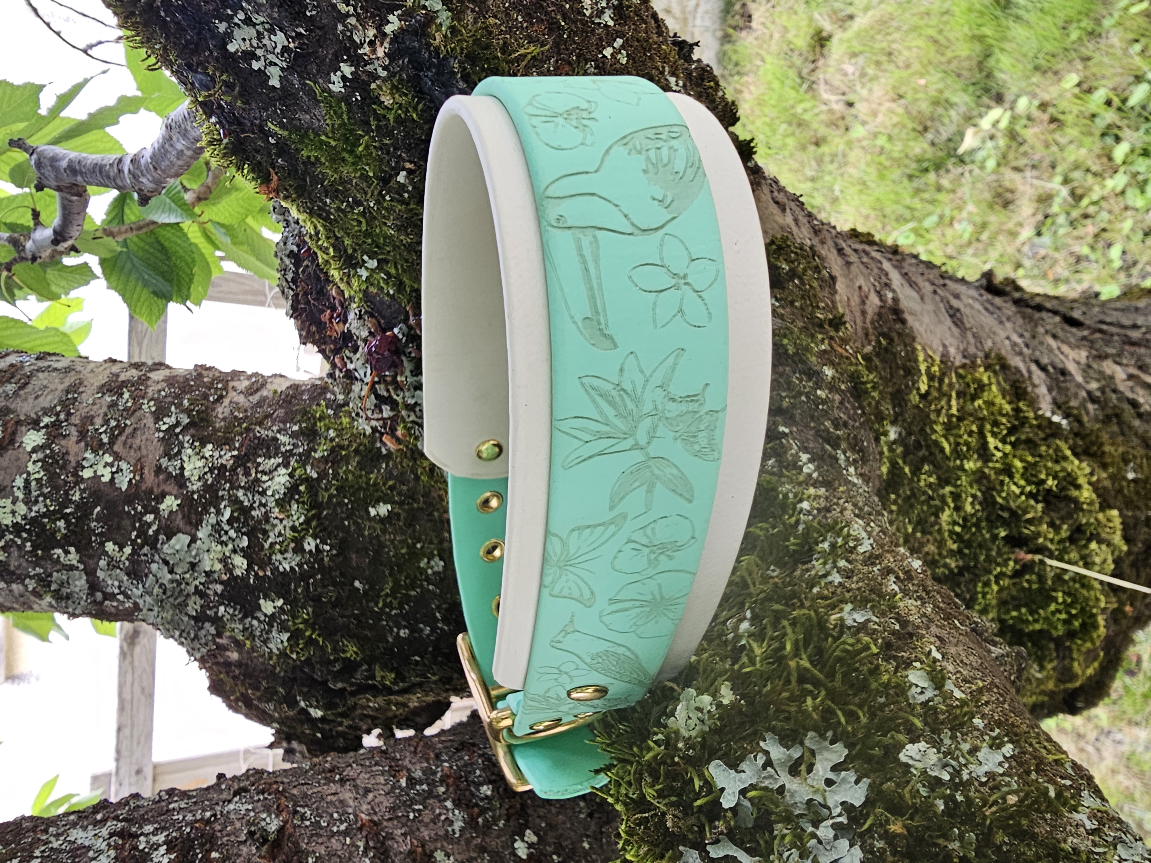 Collier double épaisseur — Menthe & Blanc, gravure florale