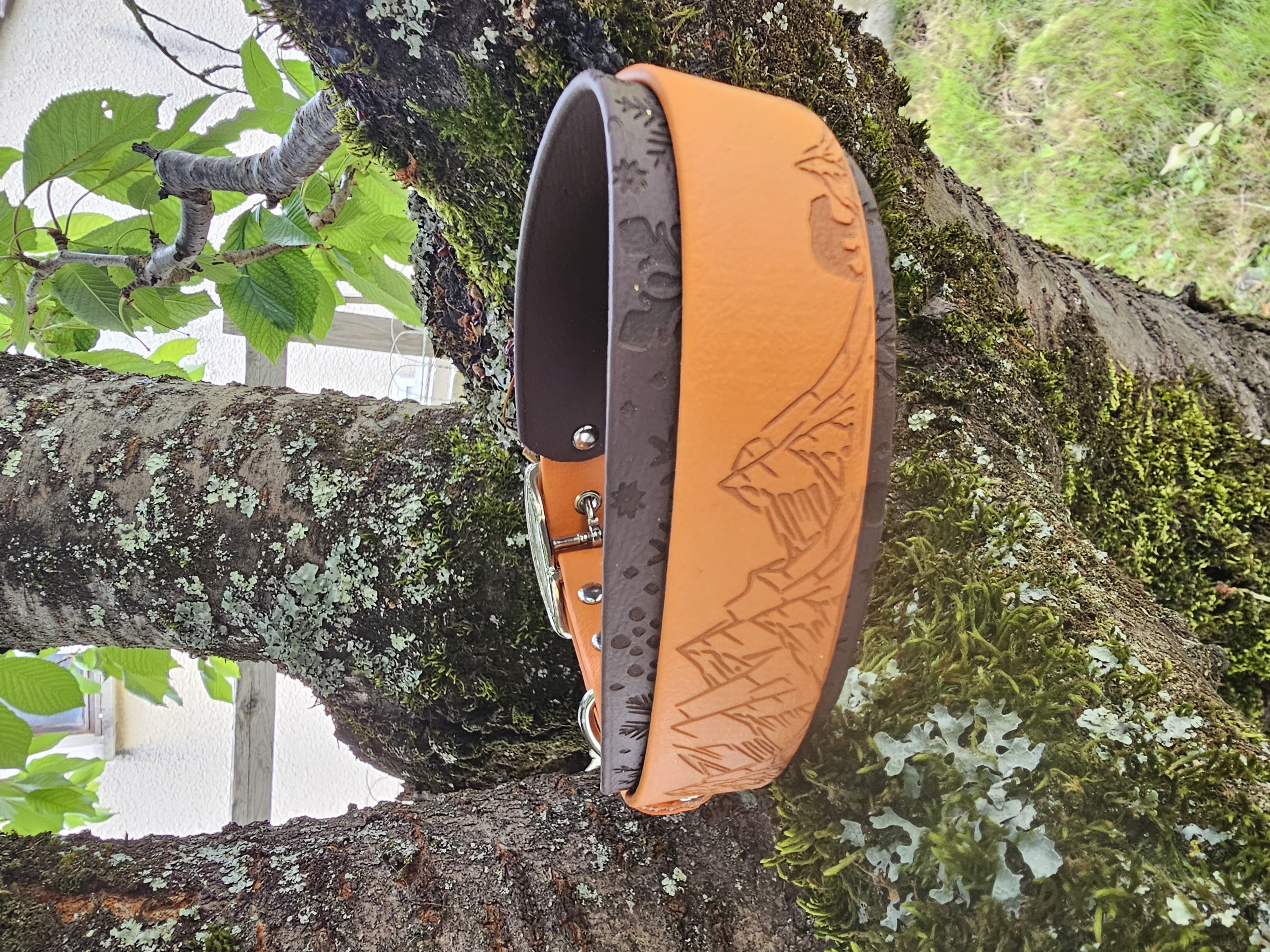 Collier double épaisseur — Caramel & Marron, gravure montagne