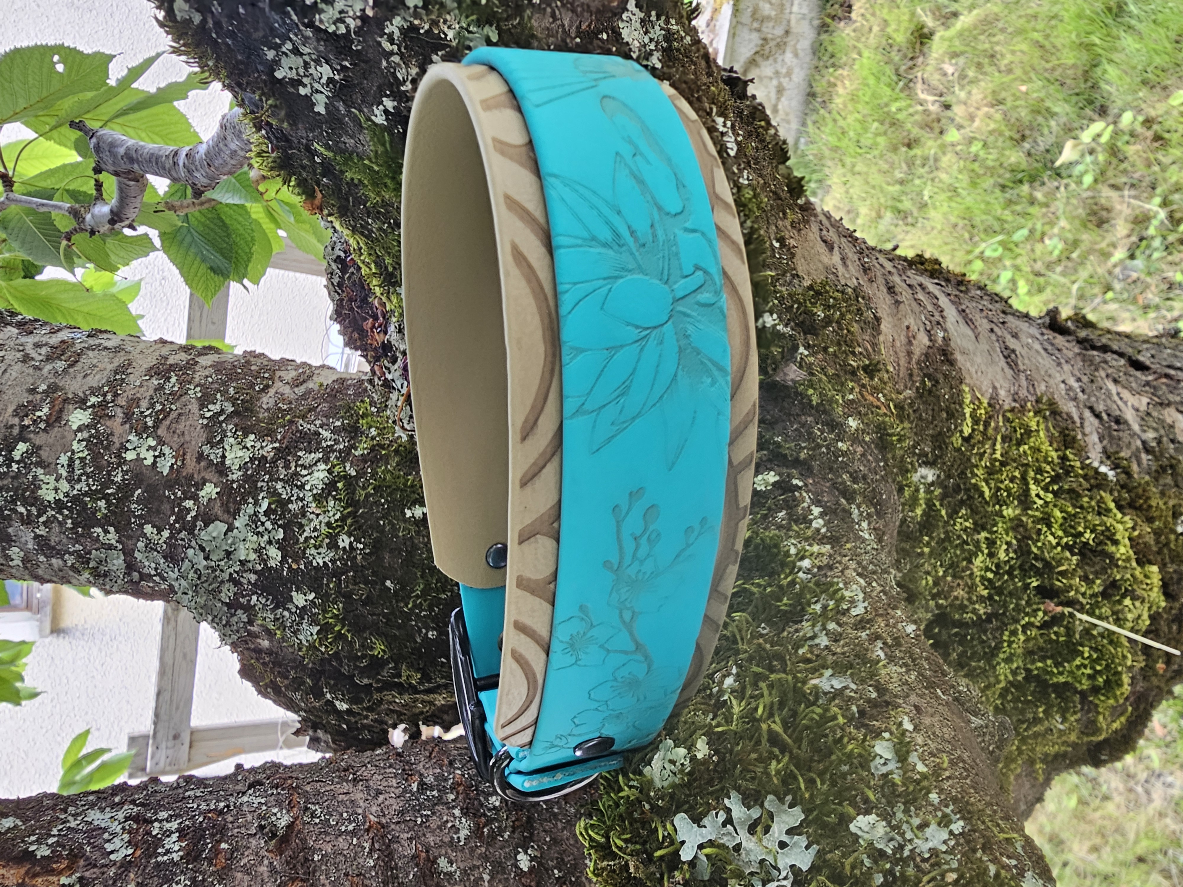 Collier double épaisseur — Turquoise & Beige, gravure florale