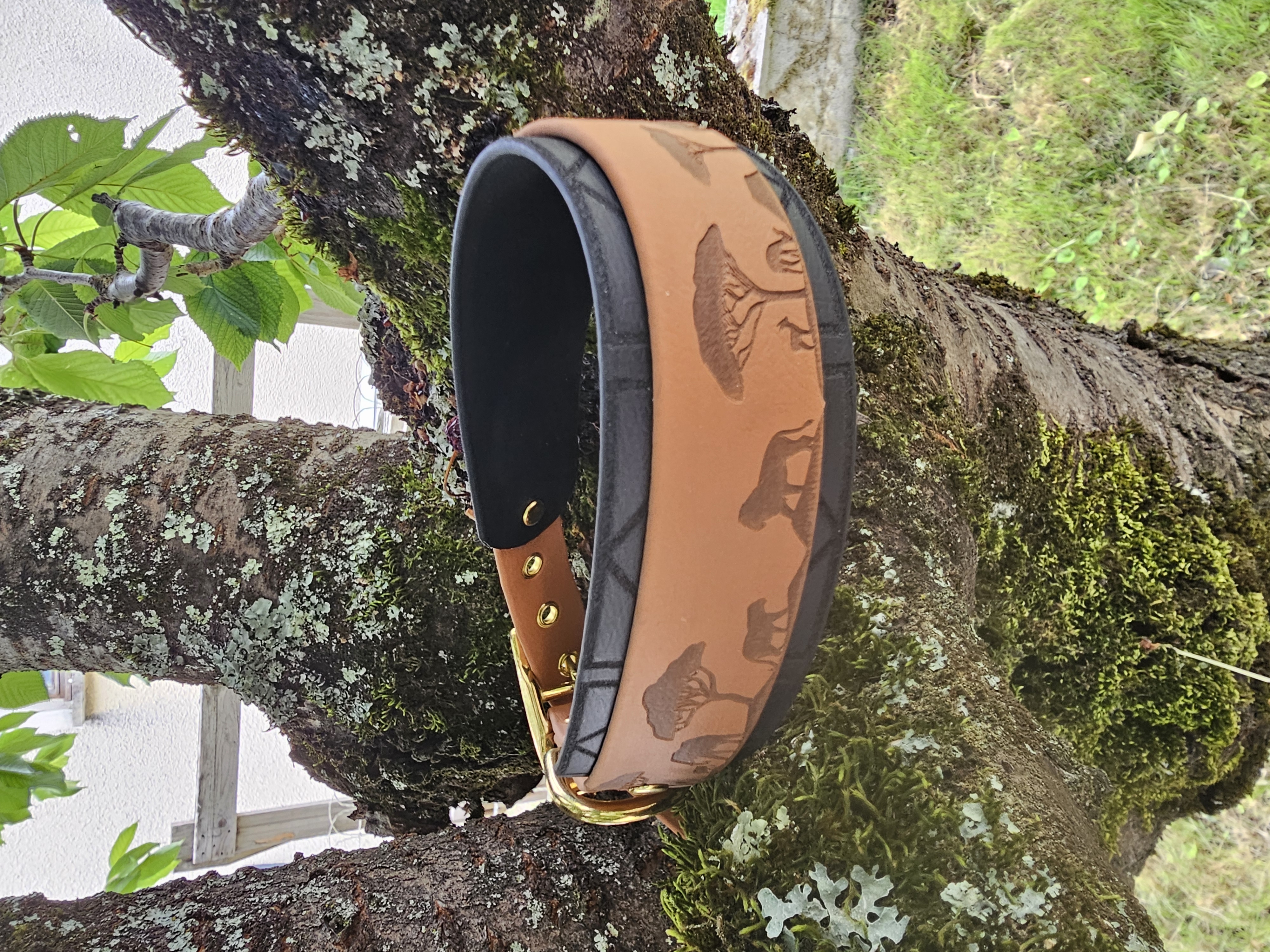 Collier double épaisseur — Caramel & Noir, gravure savane