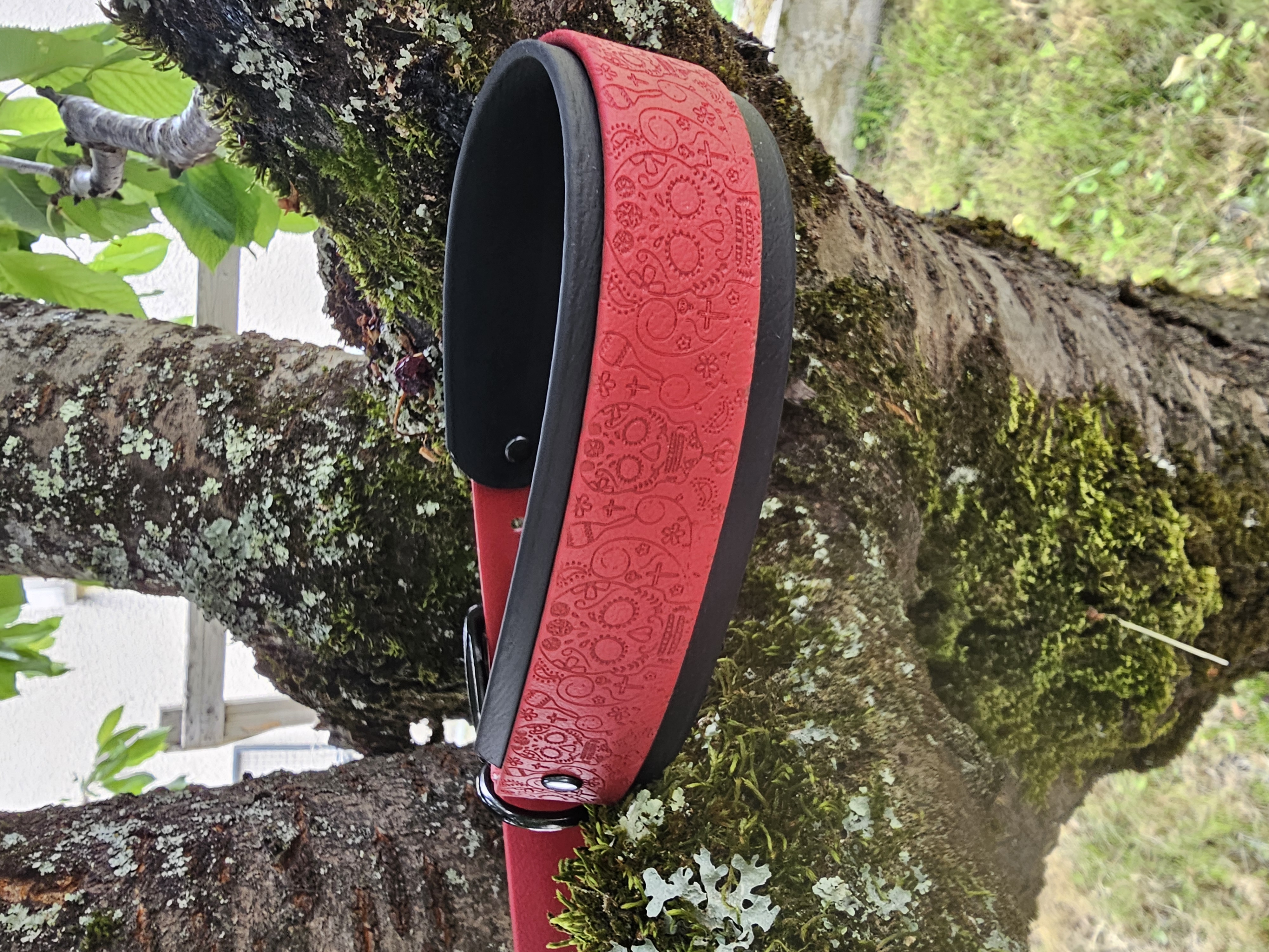 Collier double épaisseur — Rouge & Noir, gravure têtes de mort