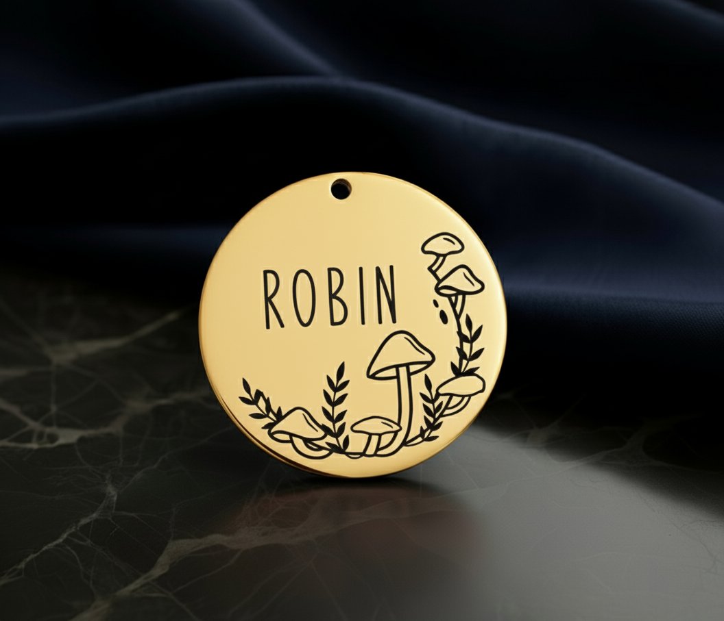 Médaillon rond gravé laser finition or pour chien — Signature Animale